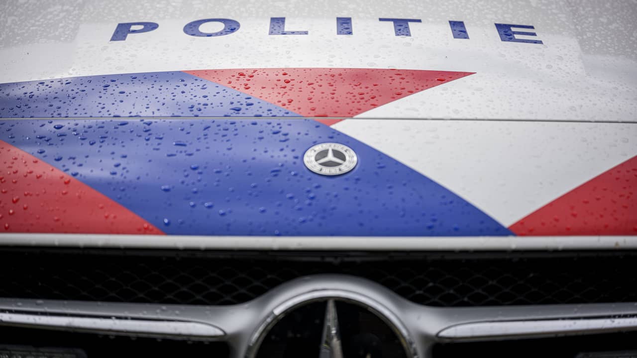 Auto negeert stopteken, crasht tegen woning en vliegt in brand bij Belgische grens