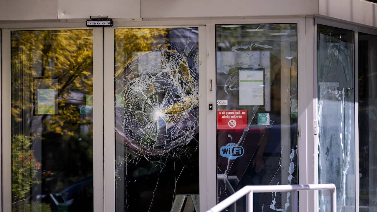 Man die ramen vernielde bij gemeentehuis Loosdrecht krijgt zes weken cel