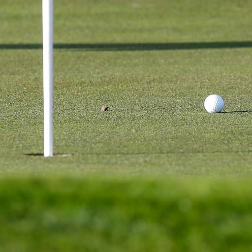 Golfmerk biedt excuses aan voor reclame waarin golfster omver wordt geduwd