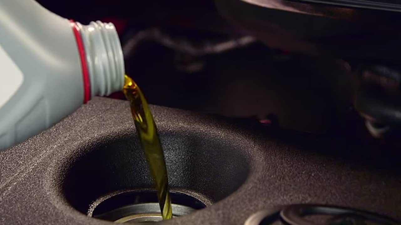 Waarom goede motorolie zo belangrijk is voor je auto | Onderweg | NU.nl