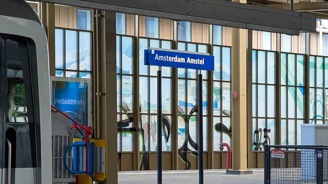 Viertal landt met parachute voor Amsterdams station, politie doet onderzoek