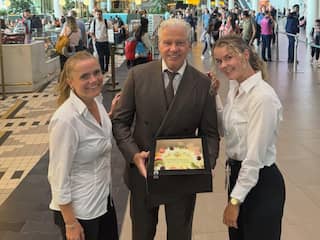 KLM roept Dries Roelvink uit tot best geklede passagier van laatste vijf jaar
