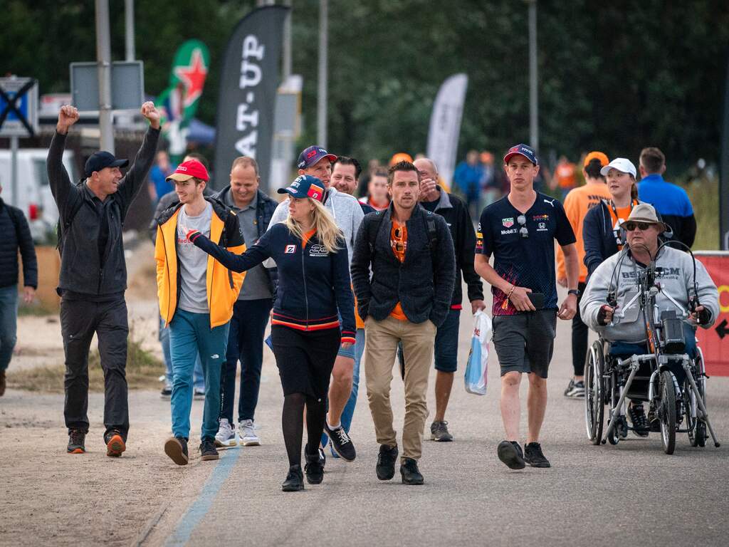 Fans alweer op de been in Zandvoort: veel oranje, soms al een biertje