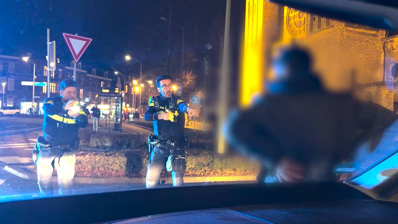 Video | Achtervolging door Maastricht eindigt tegen auto cameraman