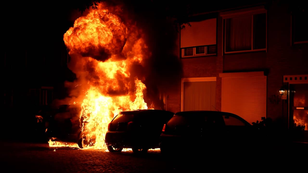 Video | Metershoge vlammen bij autobrand in Wijchen
