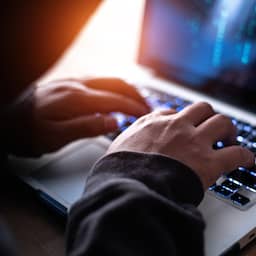 Man vast voor extreem gewelddadige chatgroepen, zeker tientallen slachtoffers