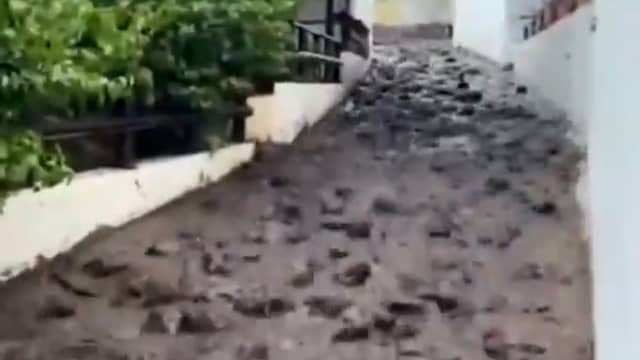 Rivier van modder stroomt door Siciliaanse straten na storm