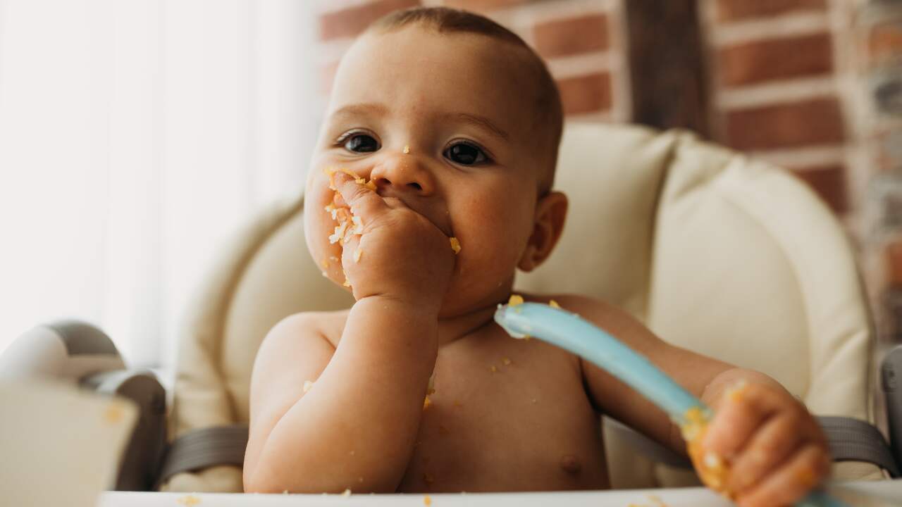 Je baby van vier maanden mag vast voedsel proberen: wat geef je te eten