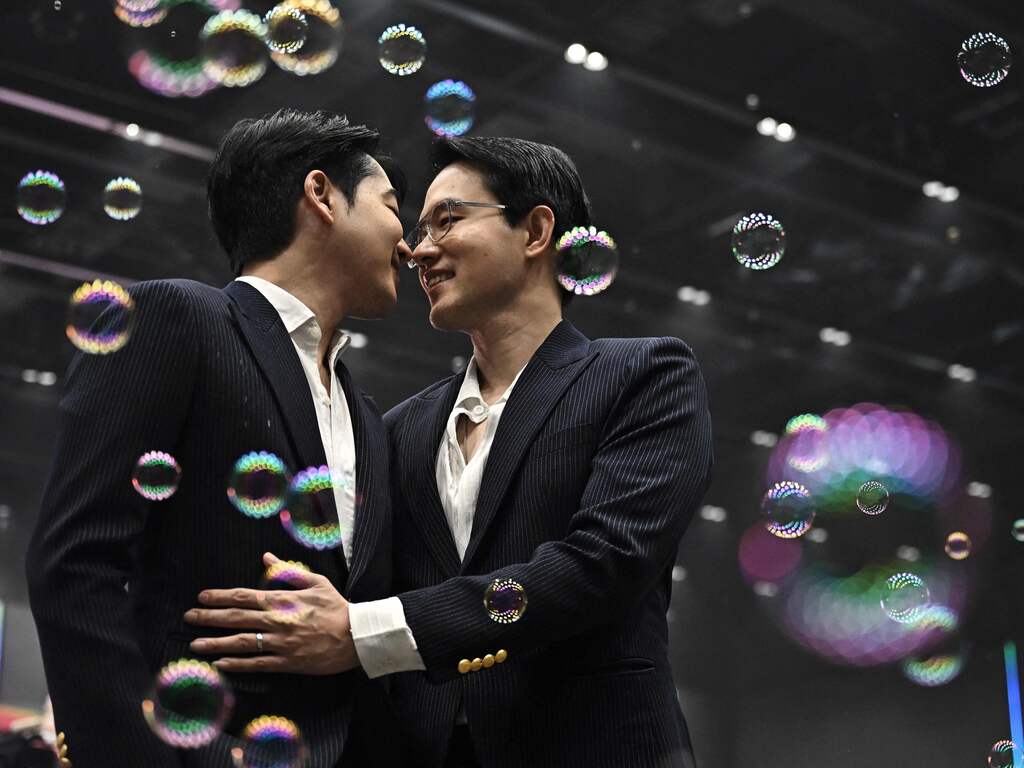 Eerste homokoppels getrouwd in Thailand, direct nadat nieuwe wet inging