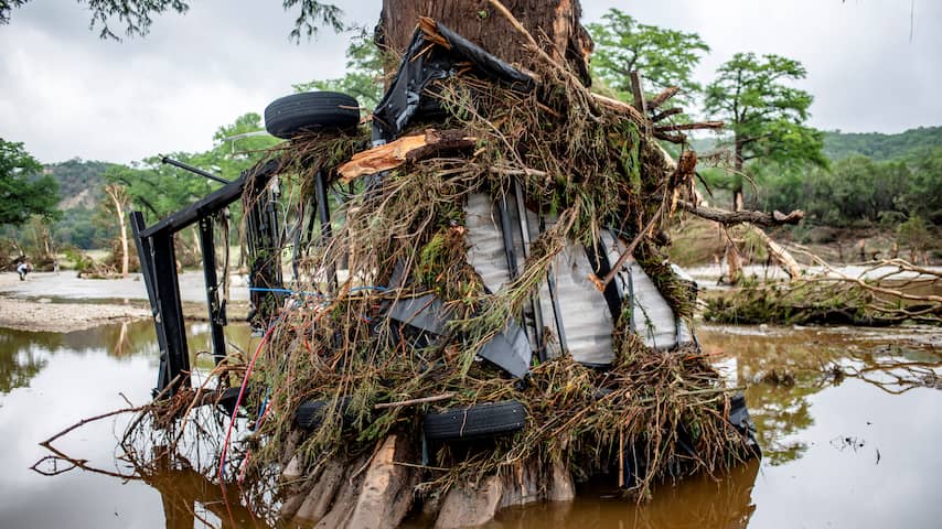 Verwoestende overstromingen zetten Texas onder water en eisen 32 levens | Buitenland | NU.nl