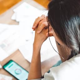 Intimidatie en agressieve telefoontjes: vrijwel geen incassobureau voldoet aan wet