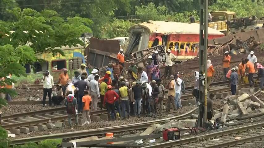 Opruimen dodelijk treinongeluk India begonnen