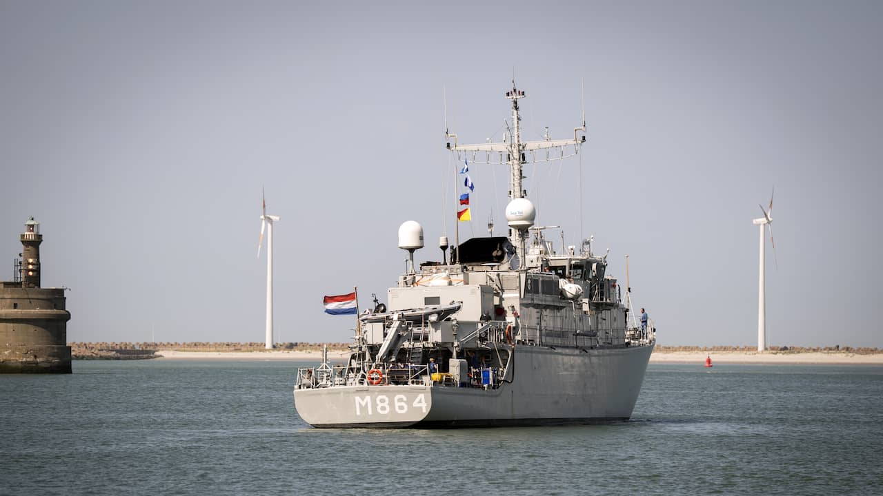 Foto bij Nederlandse schepen die klaarlagen voor missie Straat van Hormuz keren terug