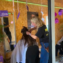 Festivalgangers knippen haar voor kankeronderzoek: 'Het groeit toch weer terug'