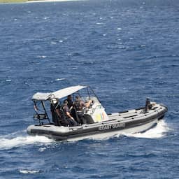 Man zwemt acht uur om kust te bereiken na incident met jetski op Caribische Zee