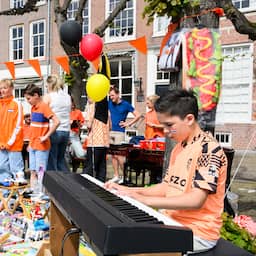 In beeld | Spijkerbroekhangen en spijkerpoepen: zo werd Koningsdag gevierd