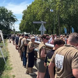 Maasbracht breekt record met frikandel van ruim 41 meter lang