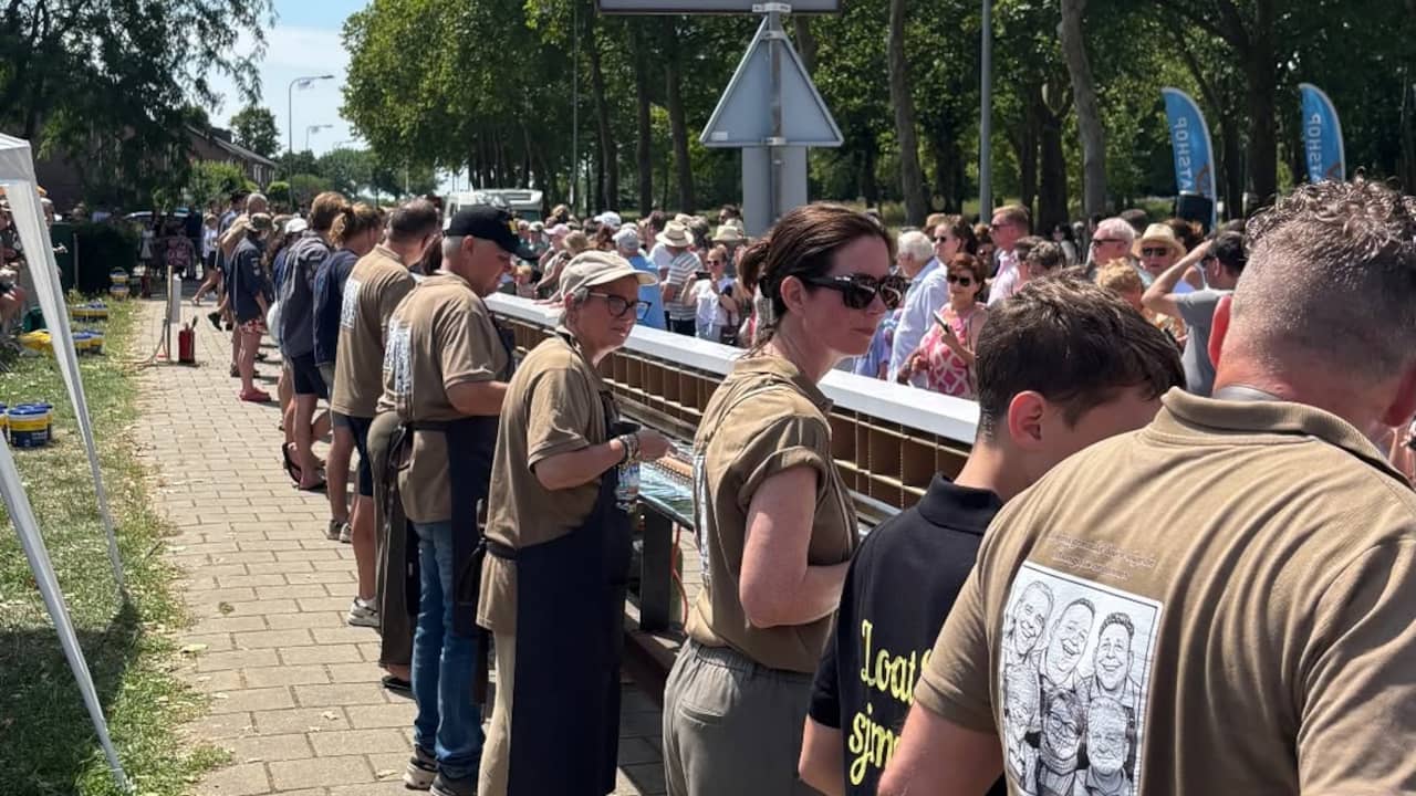Maasbracht breekt record met frikandel van ruim 41 meter lang