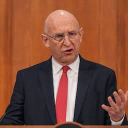 Britse en Noorse marine onderscheppen Russische onderzeeërs bij kabels