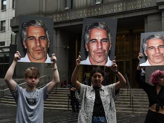 Oezbeeks model zegt dat Epstein haar jaren heeft misbruikt tijdens celstraf