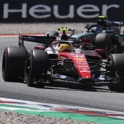 Hamilton wint eerste race voor Ferrari, Verstappen vierde na uitvalbeurt Antonelli