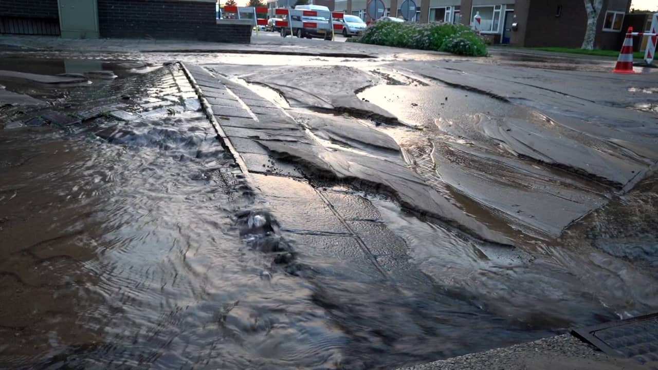 Video | Straat staat volledig blank door spontane leidingbreuk in Apeldoorn