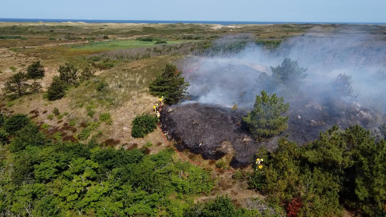 Video | Drone filmt natuurbrand in duingebied op Texel