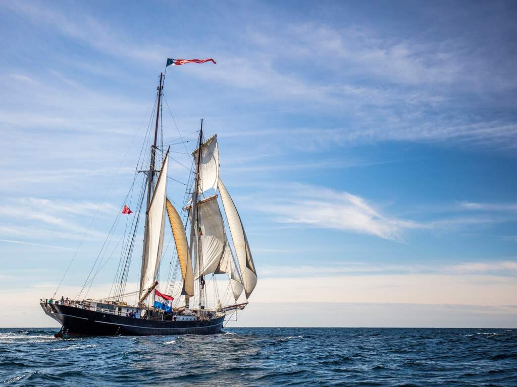 Nederlands zeilschip met scholieren wijzigt koers wegens vulkaanuitbarsting