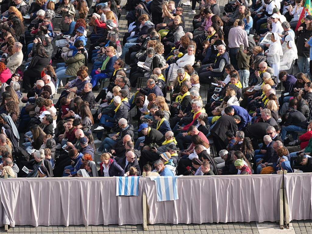 Lichaam van paus naar Sint-Pieter gebracht, gelovigen nemen afscheid