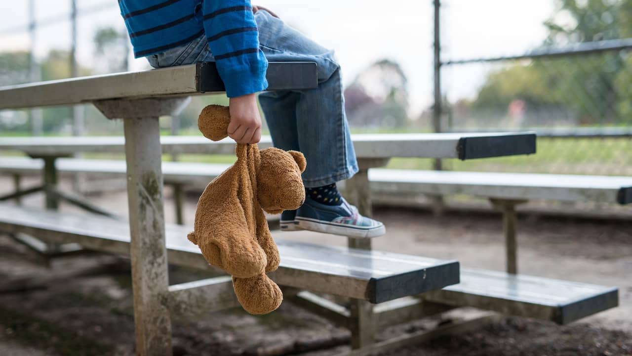 Dit kun je doen als je kindermishandeling vermoedt: 'Blijf er niet mee