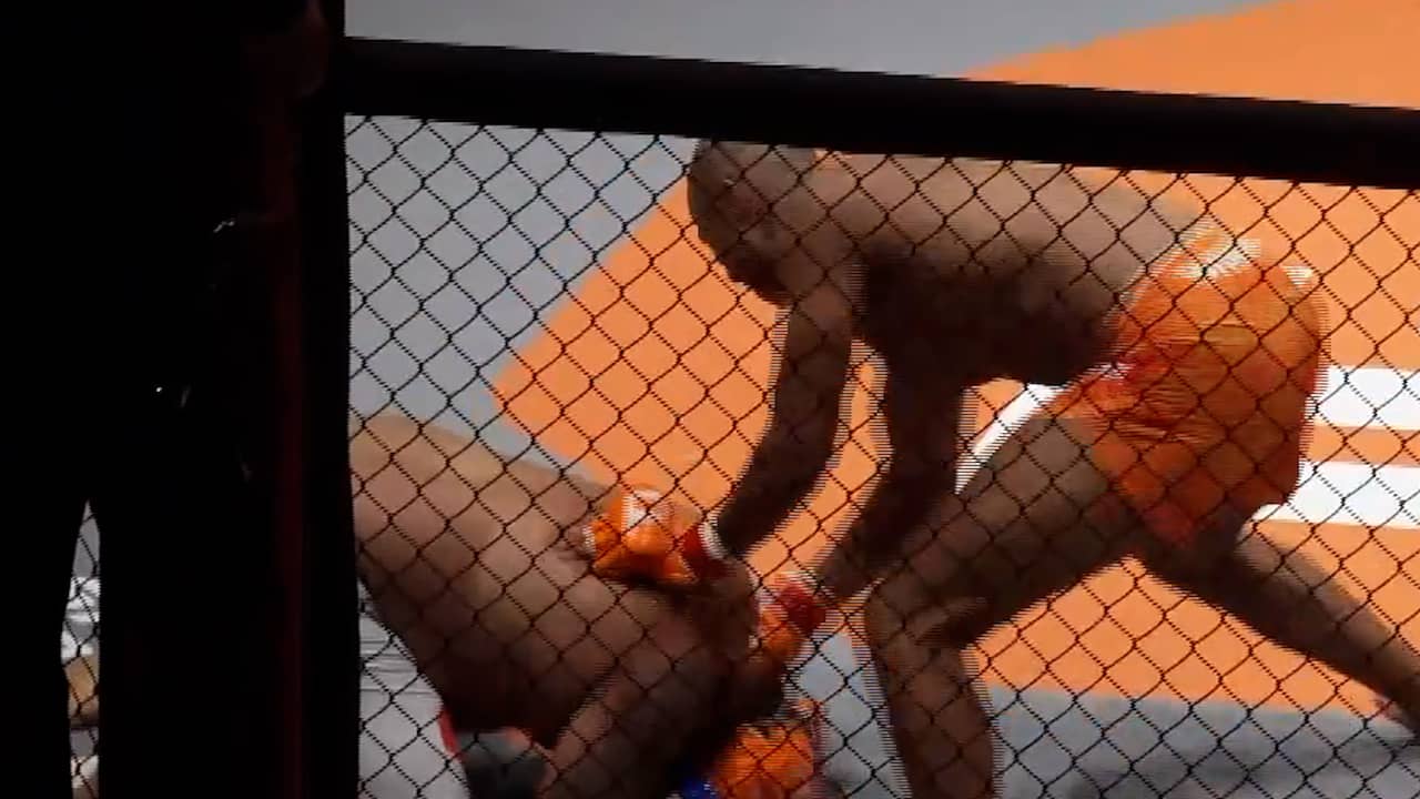 Foto bij Video | Rigters slaat tegenstander na 45 seconden knock-out bij MMA-debuut