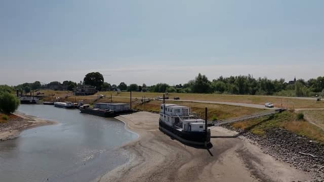 Drone filmt laag waterpeil in Waal na wekenlange droogte