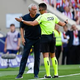 Mourinho steekt met A4'tje tirade af na derby: 'Felicitaties aan arbitragecommissie'