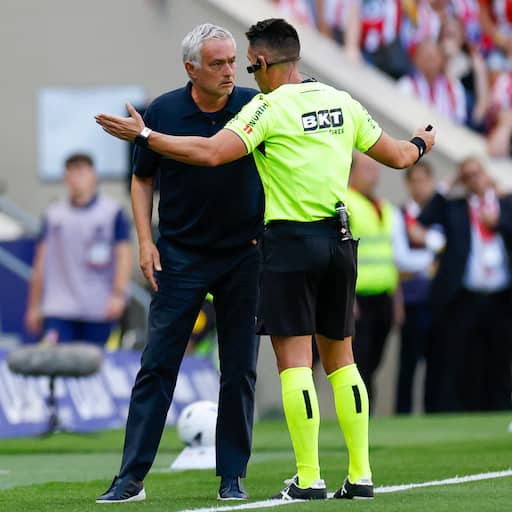 Illustratie bij: Mourinho steekt met A4'tje tirade af na derby: 'Felicitaties aan arbitragecommissie'