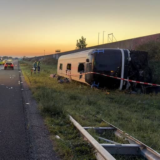 Zwaar ongeluk op A28: bestelbus breekt doormidden, touringcar belandt op andere weghelft