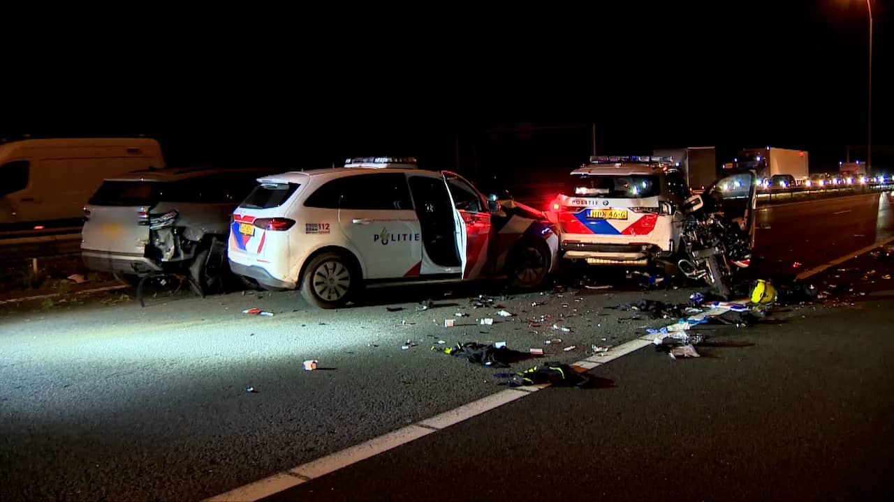 Enorme ravage op A2 doordat gestolen auto op agenten inrijdt | NU.nl