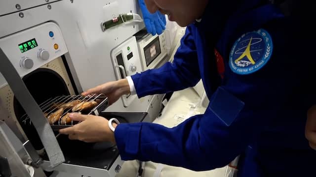 Chinese astronauten geven letterlijk kijkje in de keuken van ruimtestation