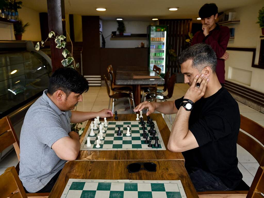 Afghanen mogen niet meer schaken omdat Taliban het als vorm van gokken zien