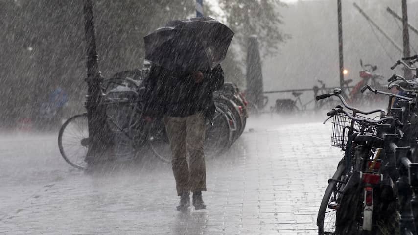 Heftige onweersbuien kunnen vanavond en morgen wateroverlast veroorzaken