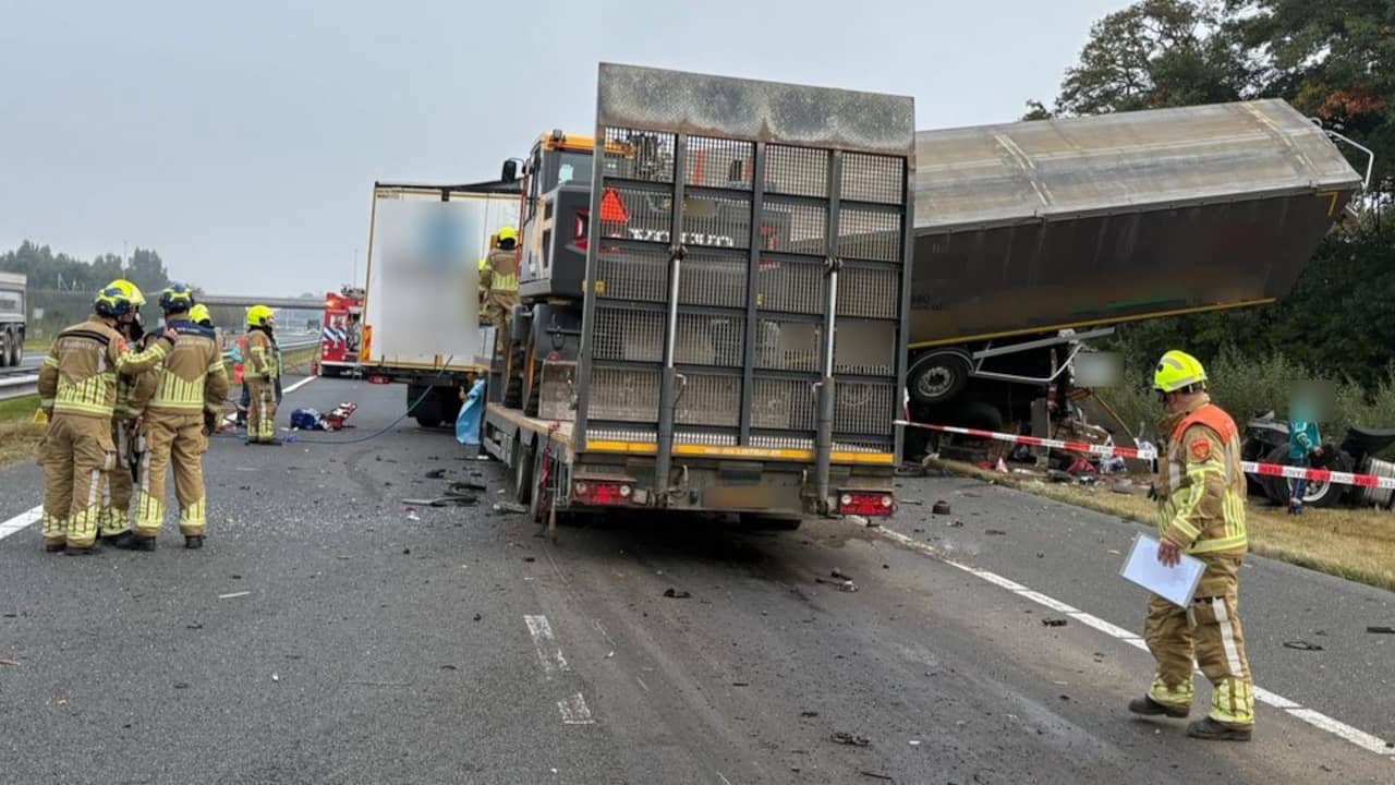 Tweede slachtoffer overleden na ongeluk met vier vrachtwagens in Limburg