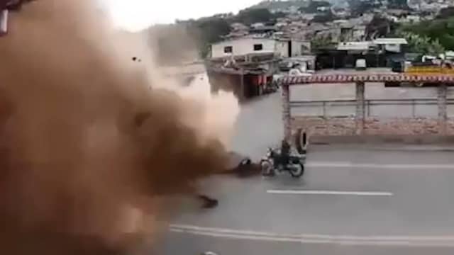 Video | Venezolanen komen goed weg bij enorme uitbarsting van waterleiding