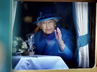 Felle kleuren, eigen visagie en geen bont: de stijl van koningin Elizabeth