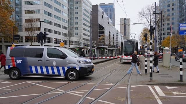 Verkeersdrukte door stilstaande trams in Rotterdam