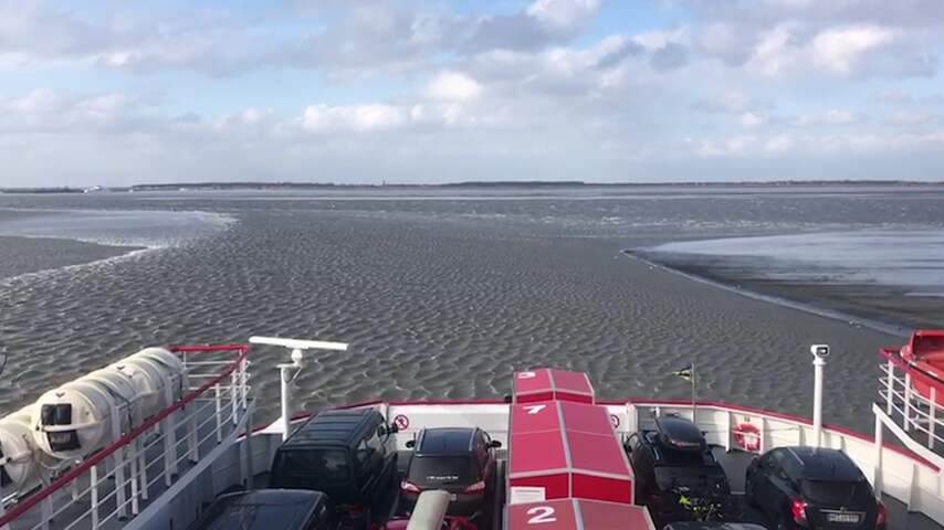 Veerpont naar Ameland loopt vast op Waddenzee