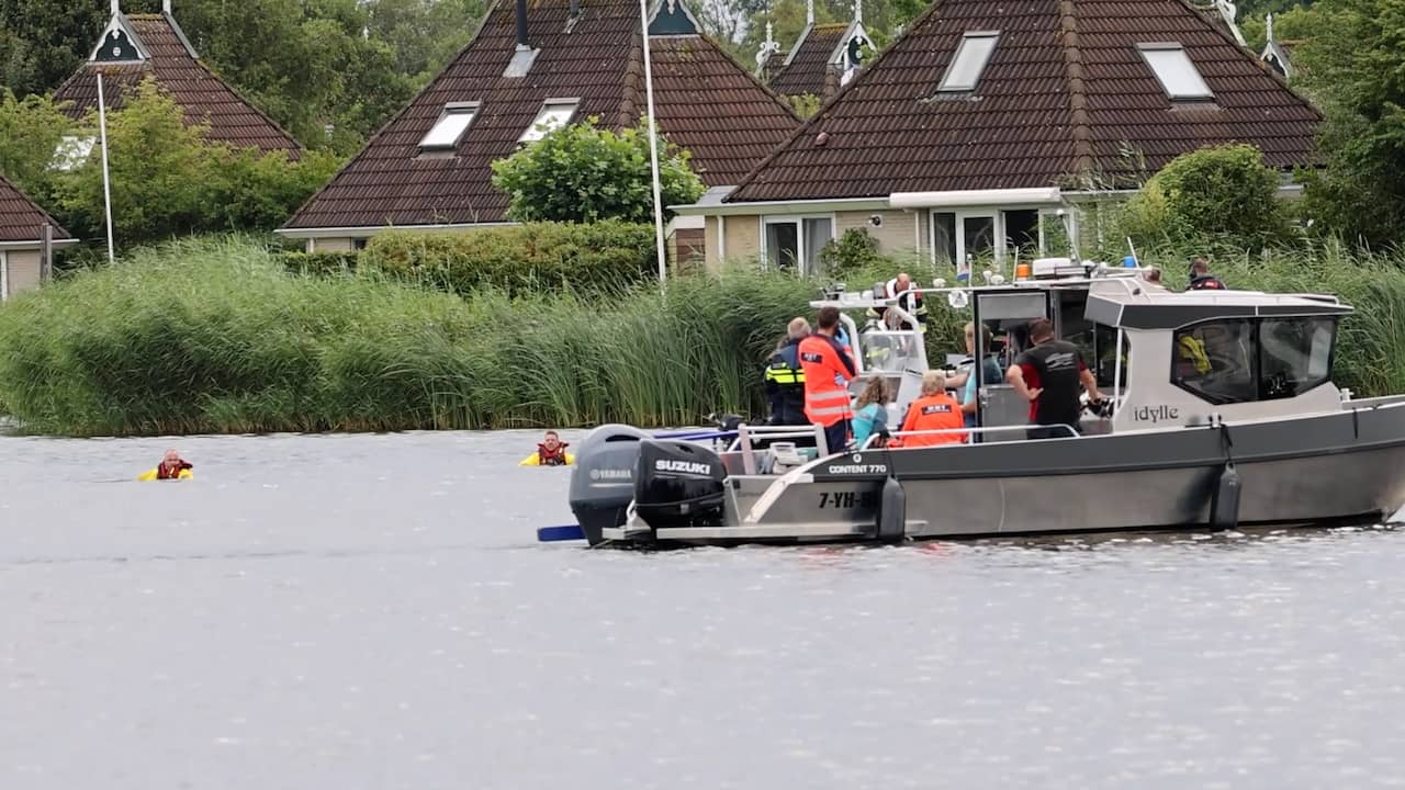 Video | Brandweer en politie zoeken kanoër na aanvaring bij Earnewâld
