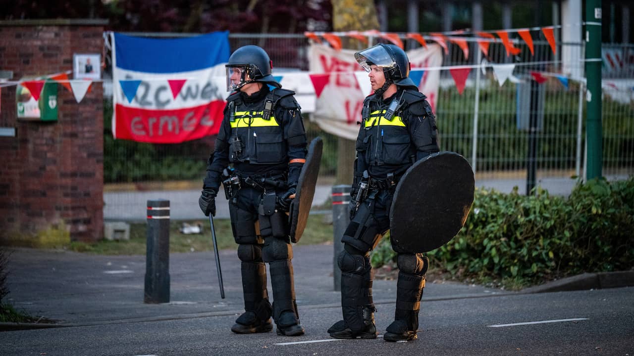 Zeker twee agenten zijn gewond geraakt bij azc-demonstratie in Loosdrecht