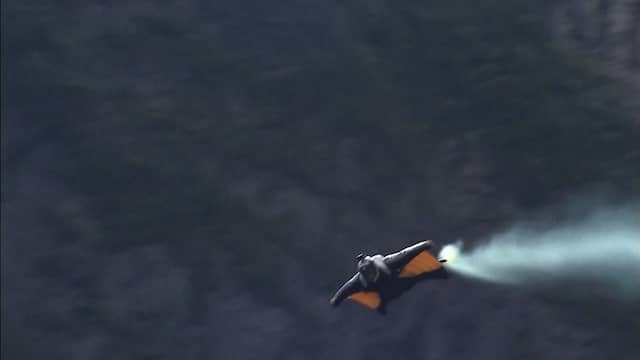 Wingsuiters vliegen door Chinese 'Hemelpoort' tijdens wedstrijd