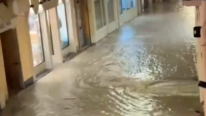 Straten in Saint-Tropez staan blank door hevige regen