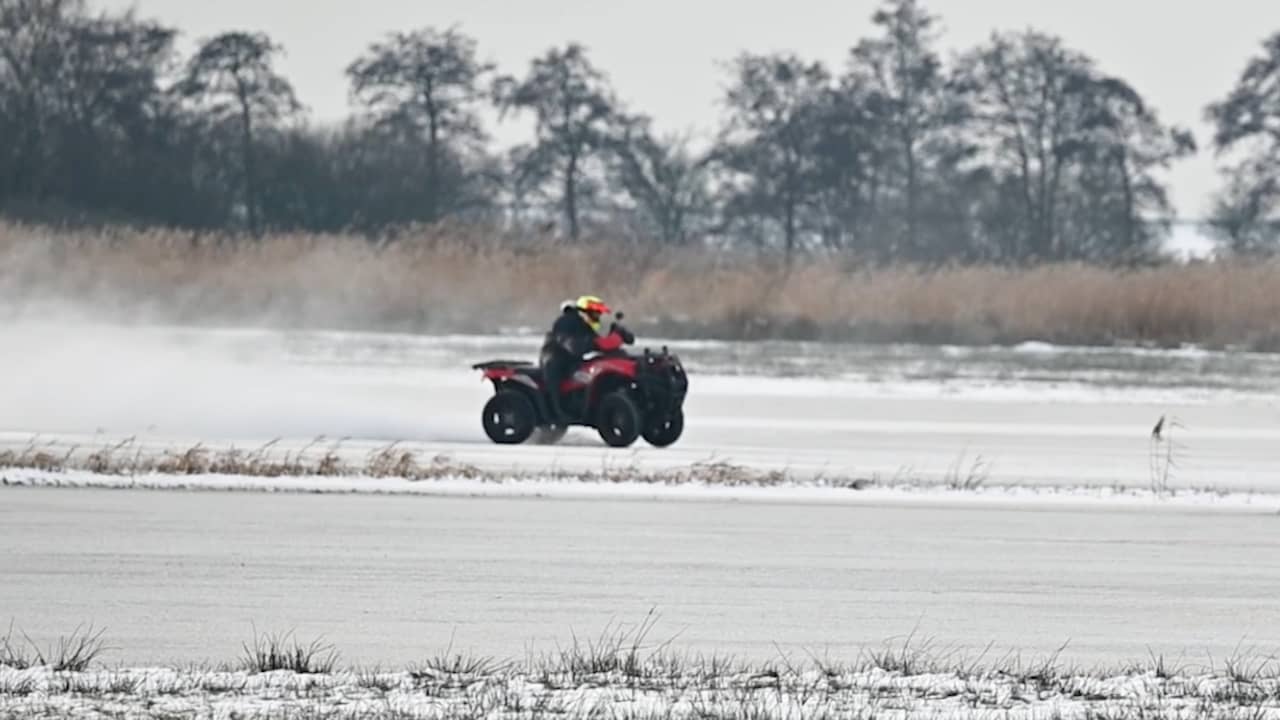 Video | Quads en crossmotoren scheuren over het ijs in Sondel