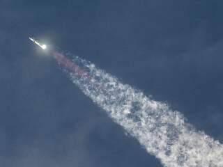 Grootste raket ooit ontploft na derde lanceerpoging